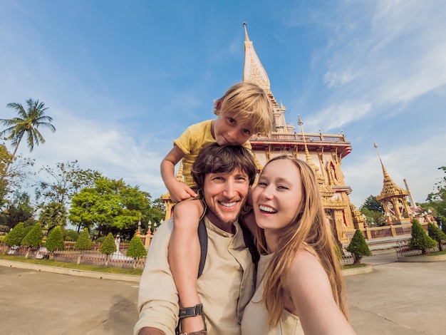 Una familia feliz de turistas en el fondo de Wat Chalong en Tailandia. Viajar con el concepto de niños.