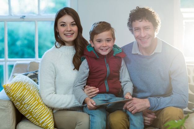 Foto familia feliz usando tableta digital