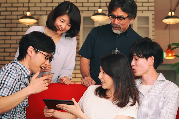 Família feliz usando telefone em casa