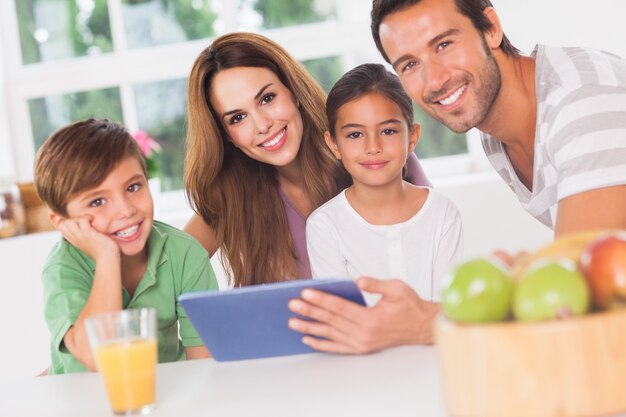 Família feliz usando um tablet pc