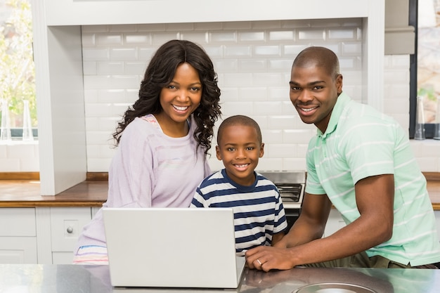 Familia feliz, usar la computadora portátil