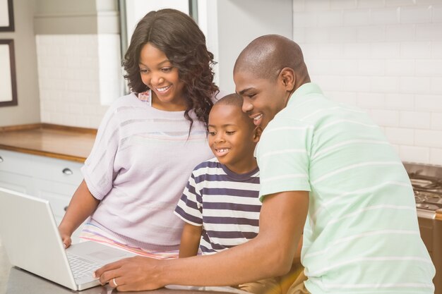 Familia feliz, usar la computadora portátil