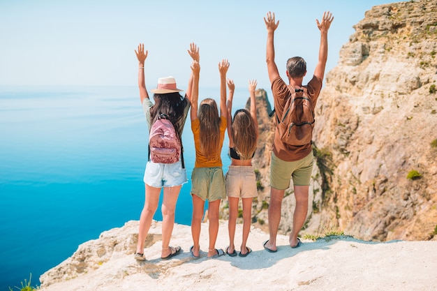 Familia feliz de vacaciones en las montañas