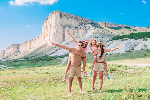 Familia feliz de vacaciones en las montañas