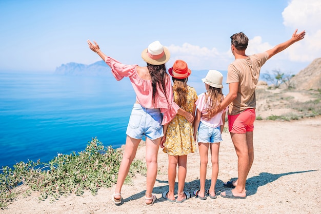 Familia feliz de vacaciones en las montañas