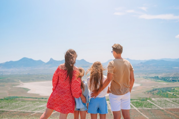 Familia feliz de vacaciones en las montañas