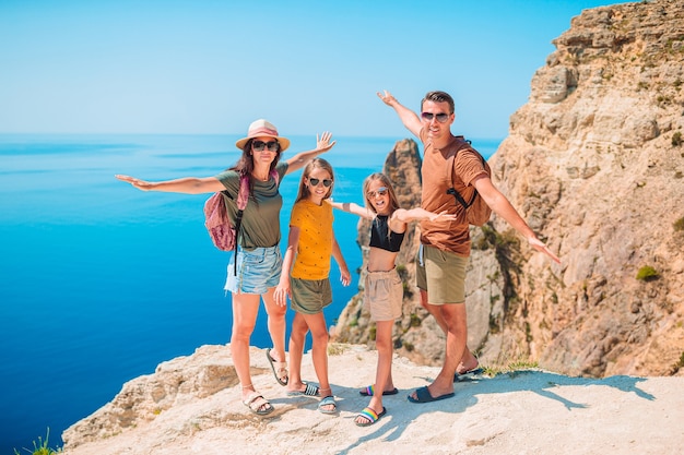 Familia feliz de vacaciones en las montañas