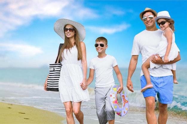 Familia feliz de vacaciones en playa tropical