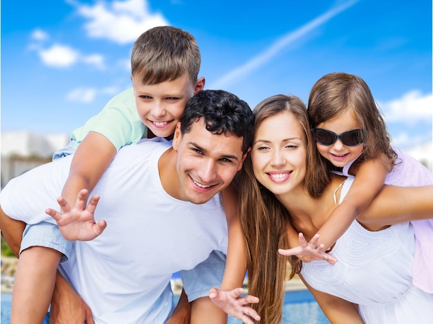 Familia feliz de vacaciones en la playa tropical