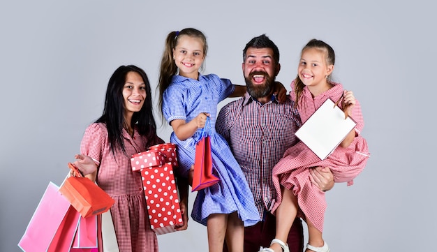 Família feliz vai fazer compras juntos segurar pacotes, vendas.