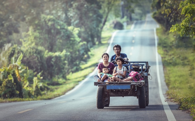 Familia feliz en un vehículo en la carretera del noreste de Tailandia