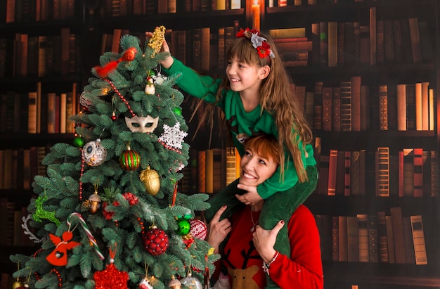 Familia feliz vestir árbol de Navidad