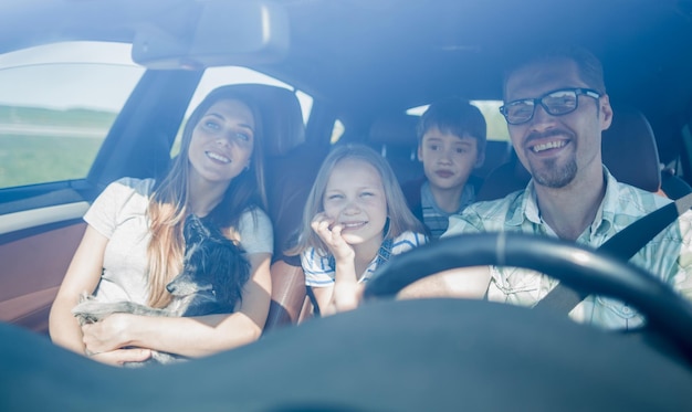 Familia feliz viajando en carthe concepto de libertad y viajes