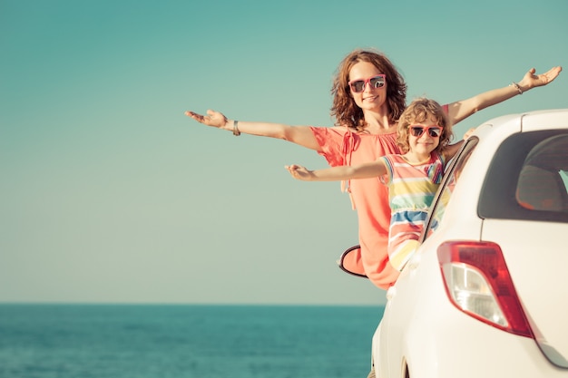 Família feliz viajando de carro Pessoas se divertindo na praia Conceito de férias de verão