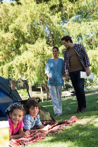 Familia feliz en un viaje de campamento