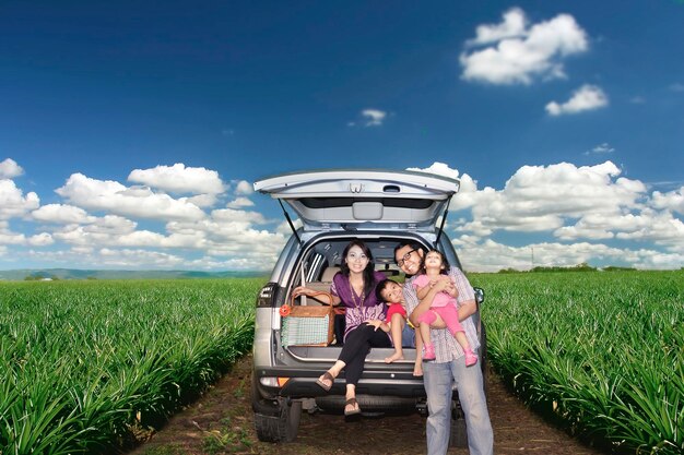 Foto familia feliz en un viaje por carretera