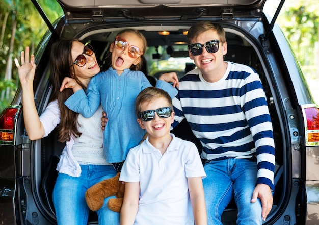 Familia feliz en un viaje por carretera