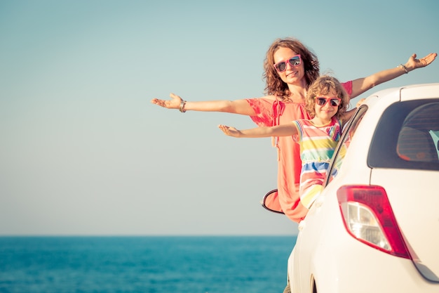 Familia feliz viaje en coche Gente divirtiéndose en la playa Concepto de vacaciones de verano