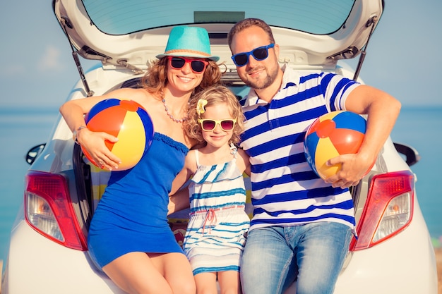 Familia feliz viaje en coche Gente divirtiéndose en la playa Concepto de vacaciones de verano