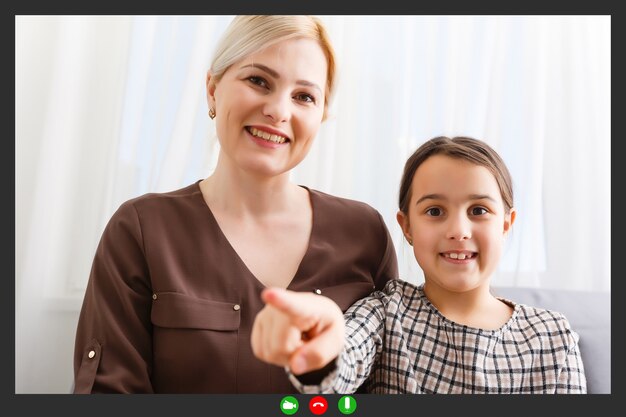 Familia feliz en una videoconferencia en casa