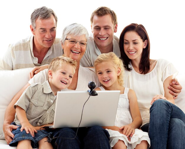 Familia feliz en una videoconferencia