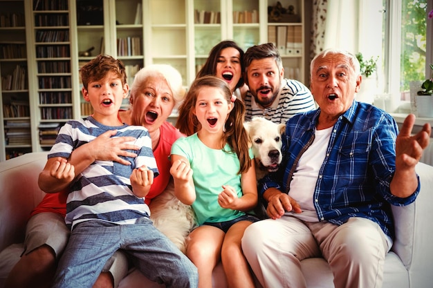 Familia feliz viendo la televisión en la sala de estar