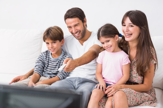 Familia feliz viendo la televisión