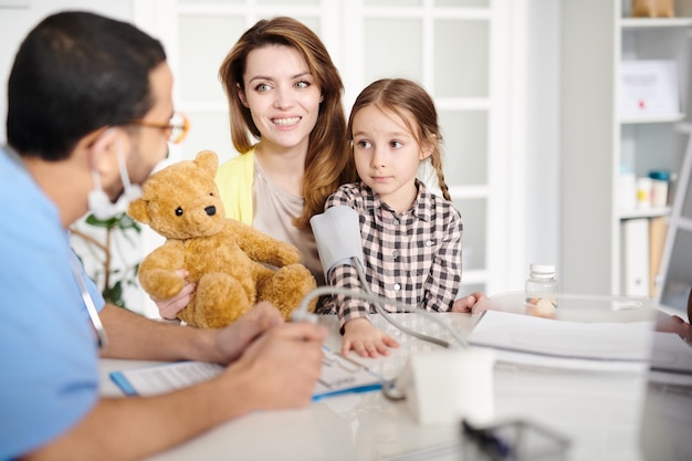 Família feliz visitar pediatra