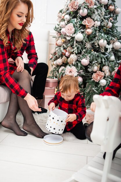 Familia feliz en la víspera de Navidad