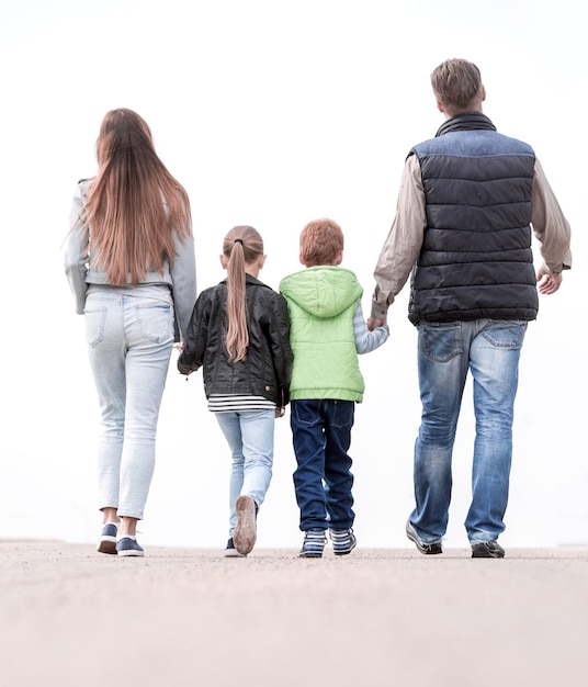 Família feliz vista traseira caminhando juntos