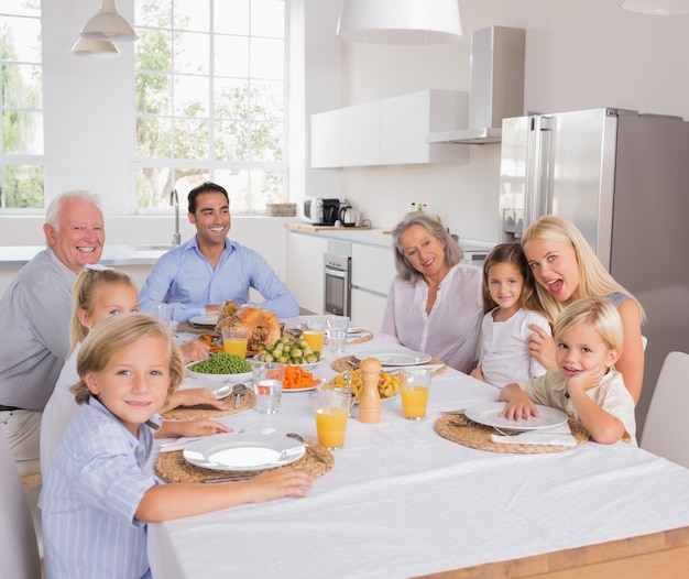 Familia feliz yendo a comer