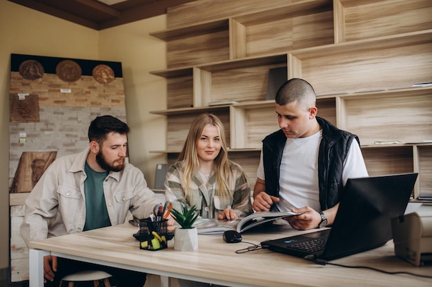 Familia en ferretería El vendedor aconseja a un par de clientes sobre el tipo de llaves inglesas en la tienda de materiales de construcción El esposo y la esposa compran herramientas para reparar escuchan atentamente al empleado de la tienda en overoles