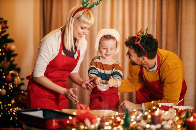 Foto una familia festiva está preparando galletas de jengibre en casa en la víspera de navidad