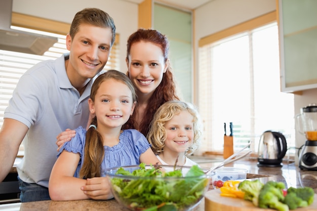 Foto família, ficar, atrás de, a, contador cozinha