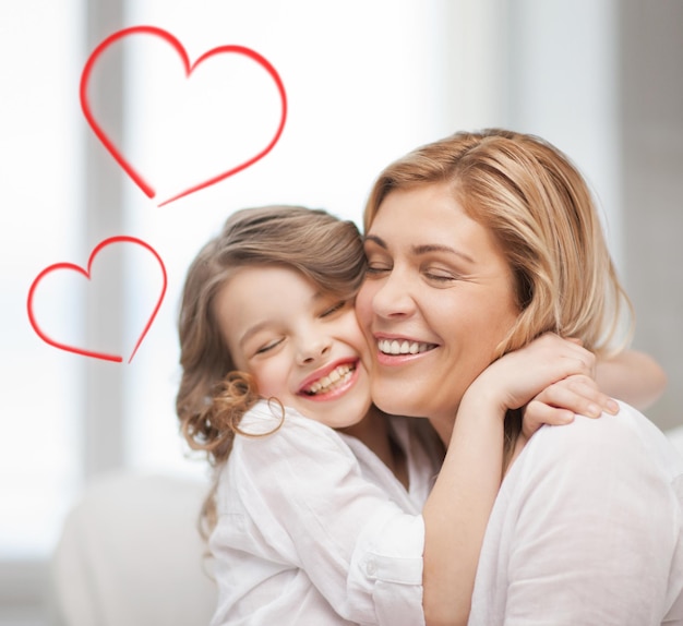 família, filhos e conceito de amor - abraçando mãe e filha