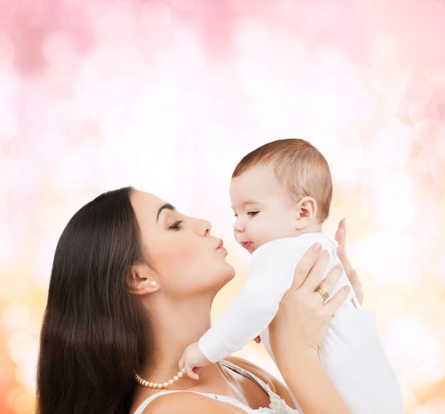 família, filhos, paternidade e conceito de felicidade - mãe feliz beijando seu filho