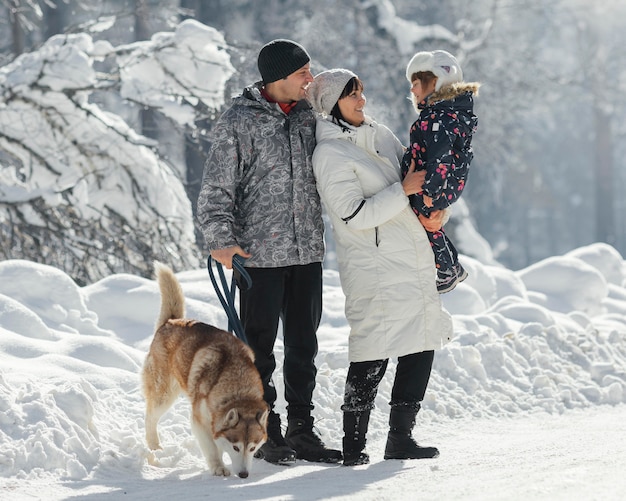 Foto família filmada com cachorro ao ar livre