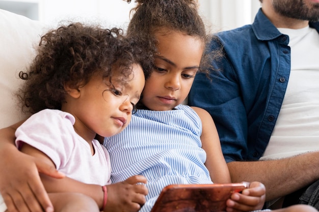 Família fofa passando um tempo juntos