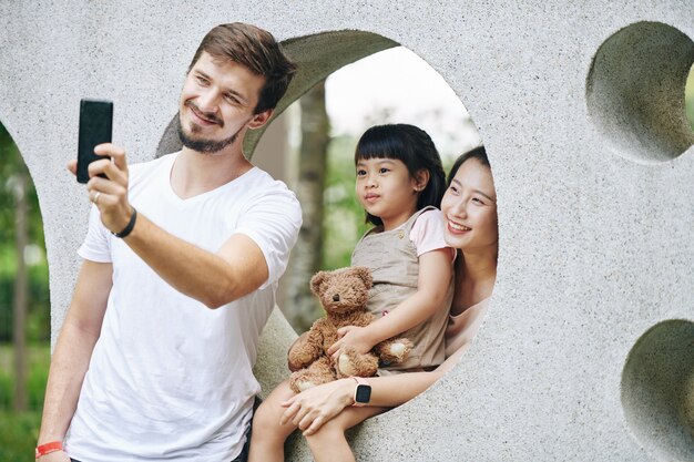 Família fotografando no parque