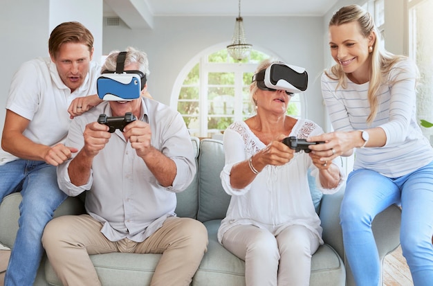 Familia futurista con videojuegos VR o gafas de realidad virtual en casa con una pareja que ayuda a las personas mayores Los juegos futuros de Metaverse y las personas mayores juegan juntos la aplicación de software de simulación 3D ai