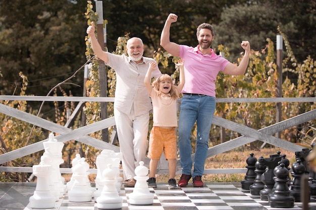 Familia de generación masculina junto con tres generaciones diferentes edades abuelo padre e hijo pla