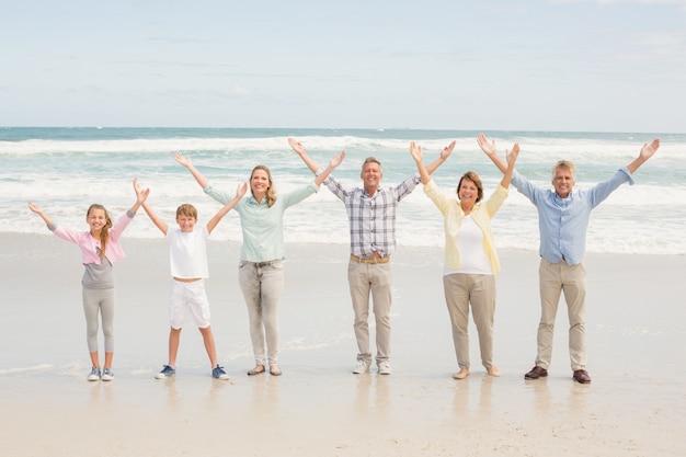 Familia de generación múltiple de pie uno al lado del otro