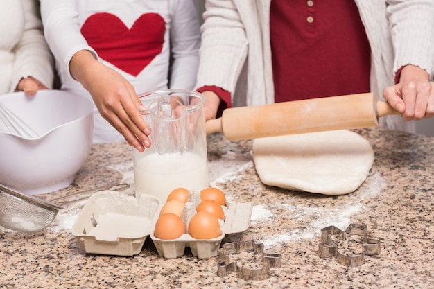 Familia de generaciones múltiples para hornear juntos