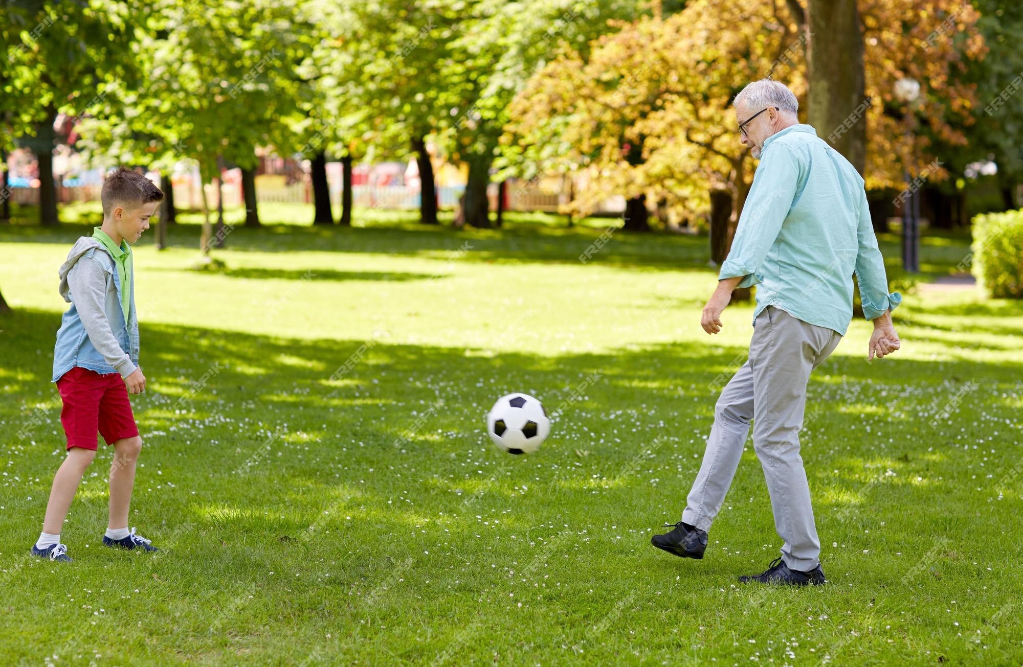 Família, Geração, Jogo, Esporte E Conceito De Pessoas - Feliz Avô E Neto Jogando  Futebol No Parque De Verão Foto Royalty Free, Gravuras, Imagens e Banco de  fotografias. Image 65754056