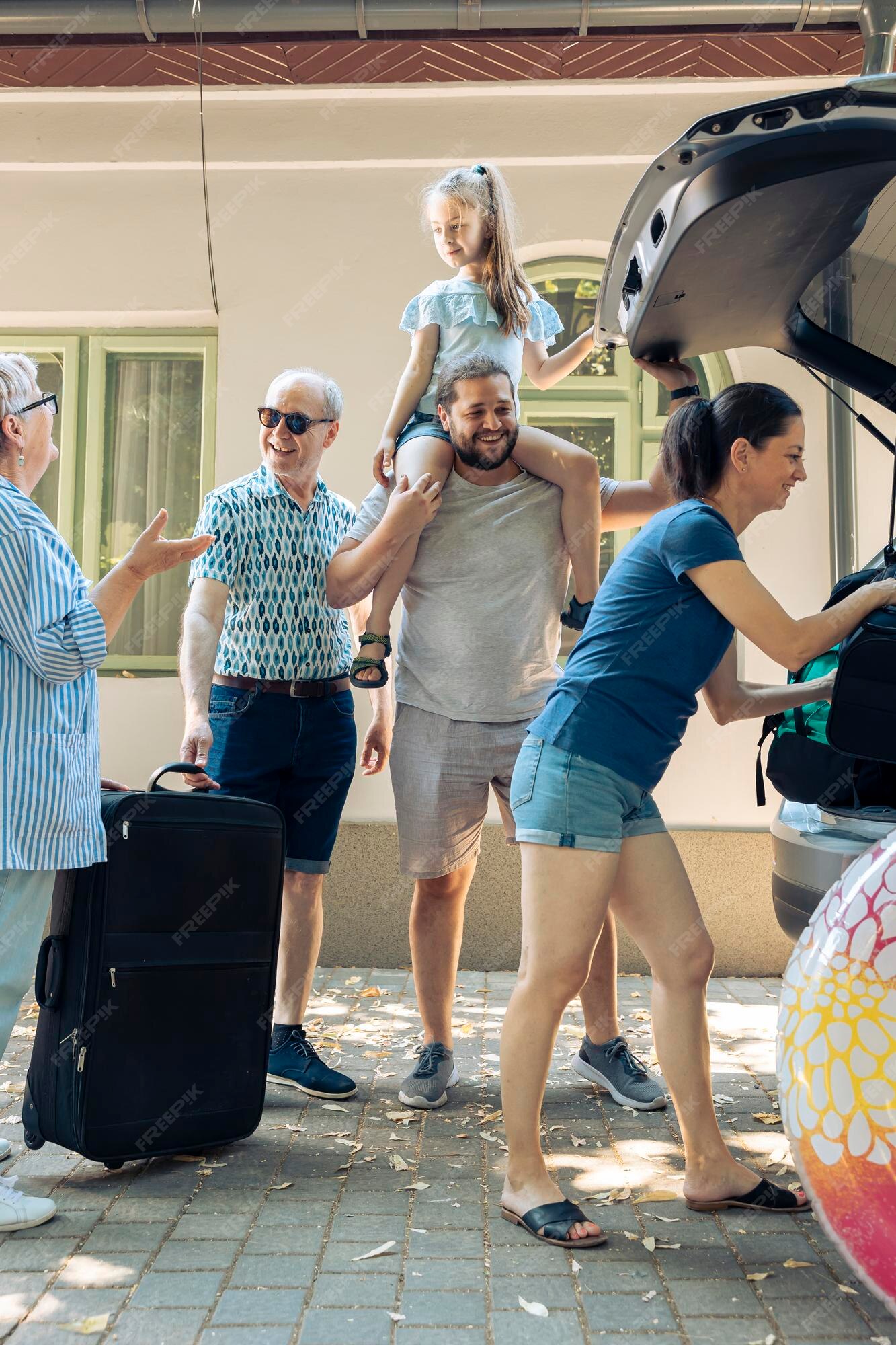 Retrato Em Família Cheia Com Crianças Pequenas Coloca Malas De Bagagem No  Carro Sorrindo Juntos Antes Da Viagem Imagem de Stock - Imagem de grande,  cuidado: 209416853