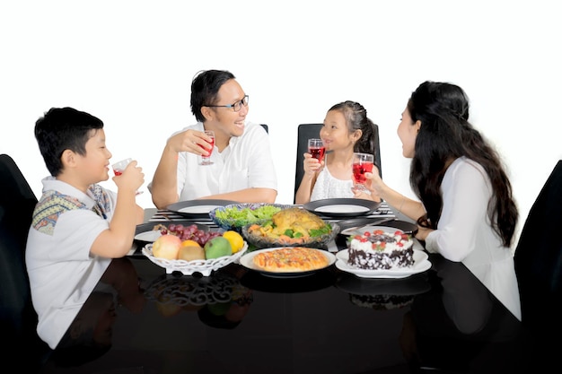 Familia hablando entre sí en la mesa del comedor