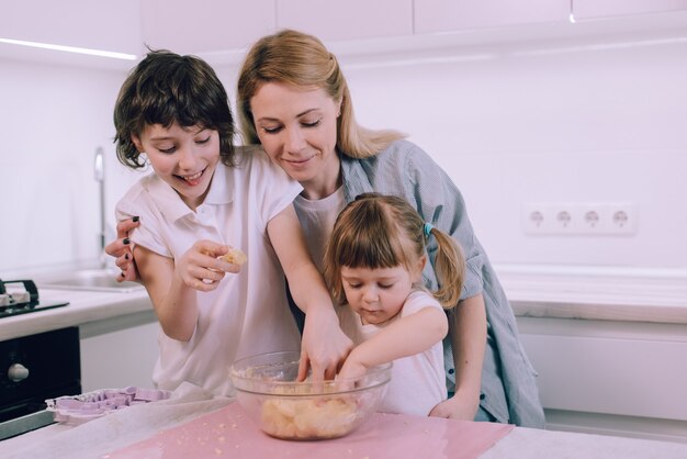 Familia hace galletas en casa