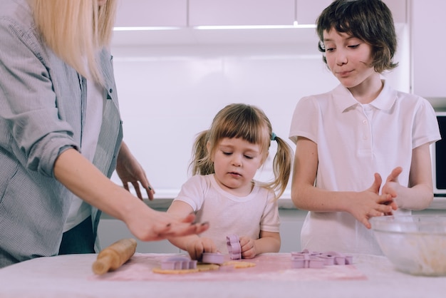 Familia hace galletas en casa