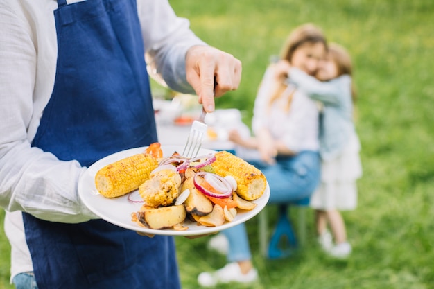 Foto familia haciendo una barbacoa en la naturaleza