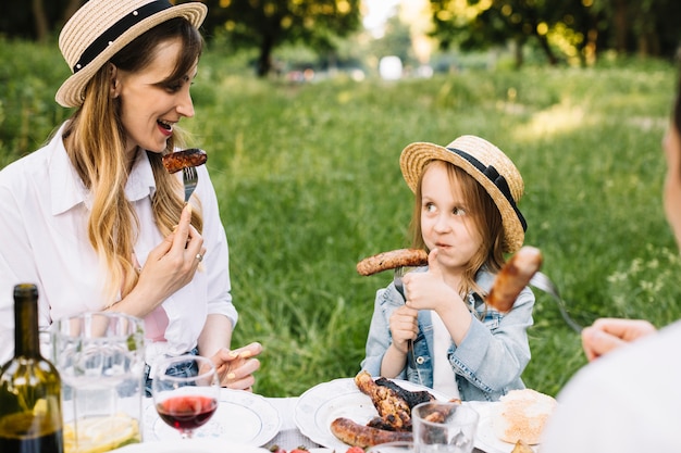 Foto familia haciendo una barbacoa en la naturaleza